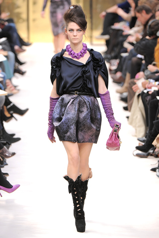 Blusa negra con frunces falda puf Louis Vuitton